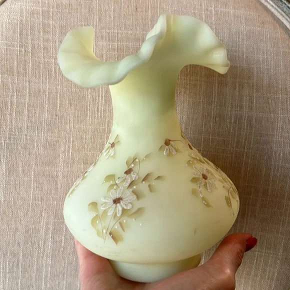 Vintage Fenton Ruffled Hand painted  Vase - Picture 10 of 10